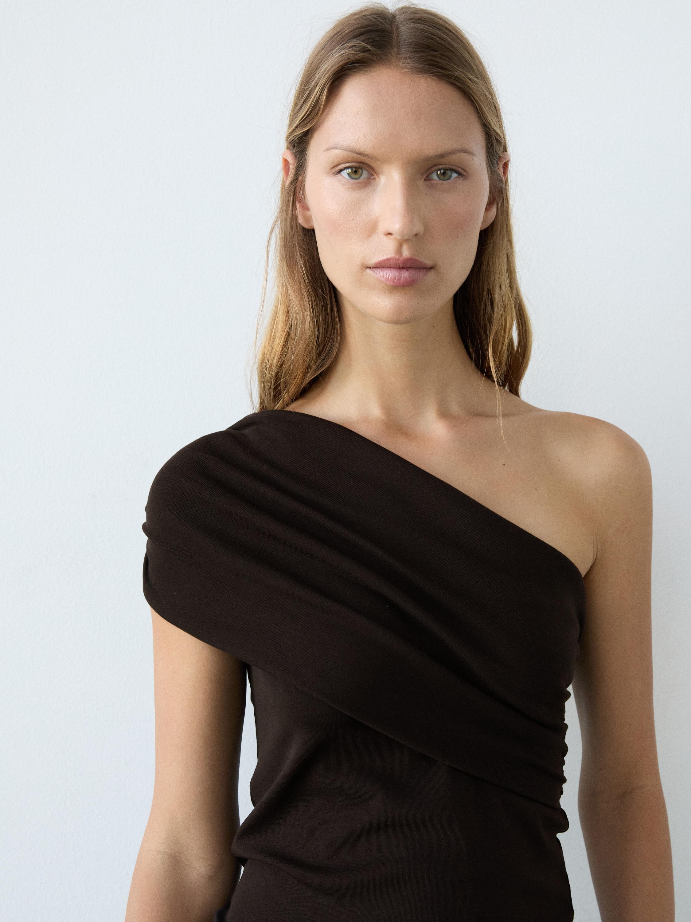 Top asymétrique à encolure drapée